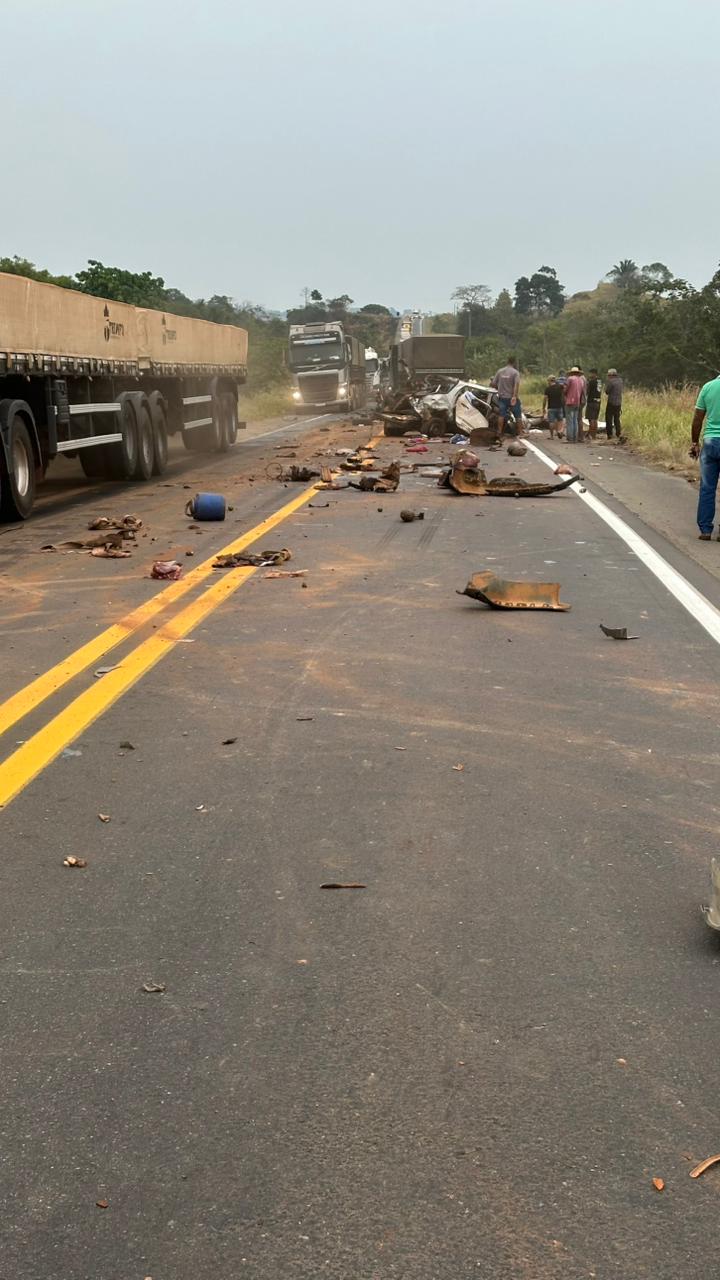 Tragédia - Acidente entre Fiat Strada e carreta deixa quatro mortos na BR-364, duas crianças - VÍDEO
